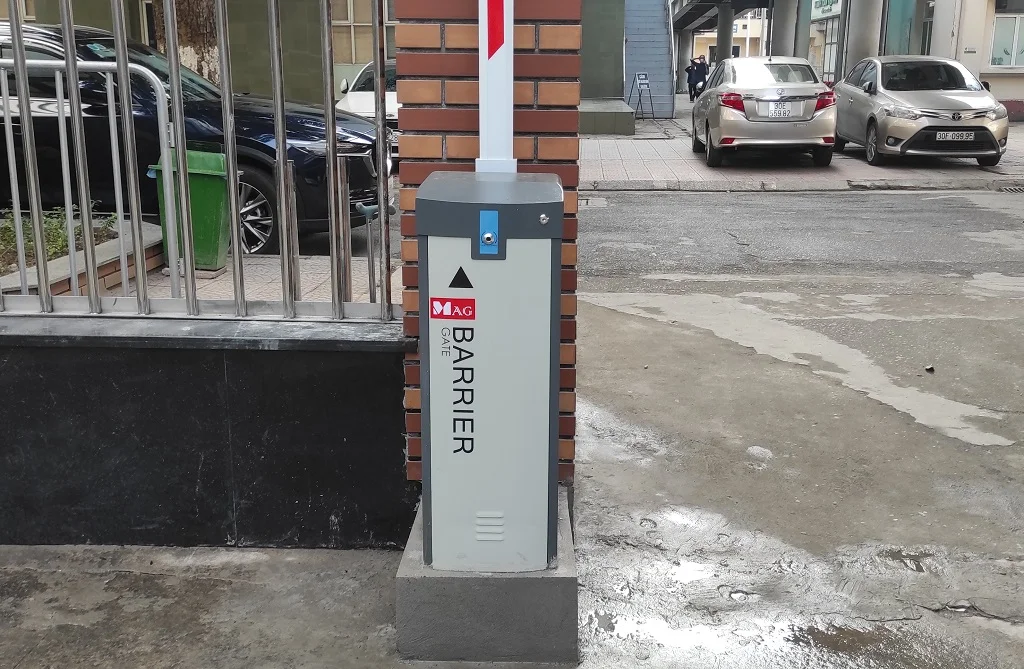 Ảnh thực tế barrier tự động MAG BR618T vận hành êm ái, phù hợp lối vào đông xe