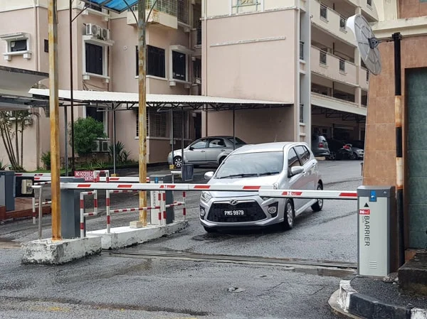 Barrier MAG BR630T lắp đặt tại bãi xe tòa nhà, thiết kế hiện đại, đóng mở nhanh chỉ 3 giây.