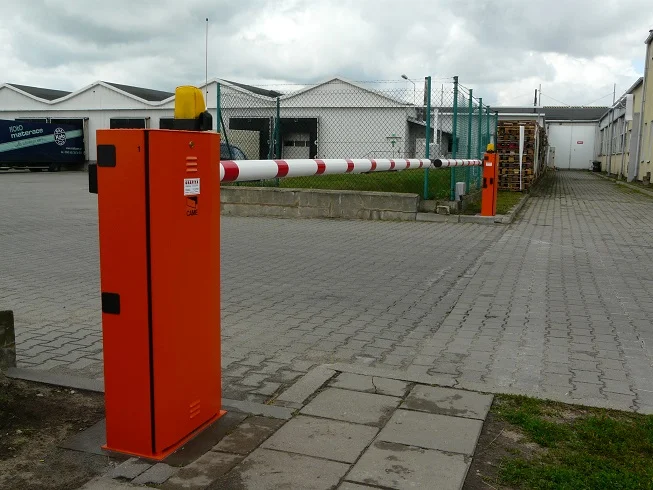 Hình ảnh thực tế Barrier tự động Came G6000 với tay cần 6 mét, sơn tĩnh điện cao cấp, chống gỉ sét.