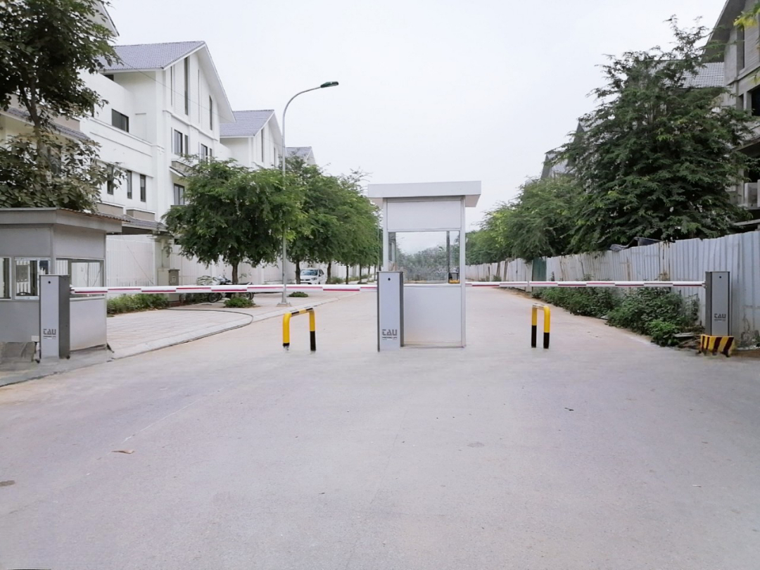 Barrier tự động TAU P-800RBLO lắp đặt tại khu công nghiệp, tay cần 6 mét, hoạt động ổn định ngoài trời.