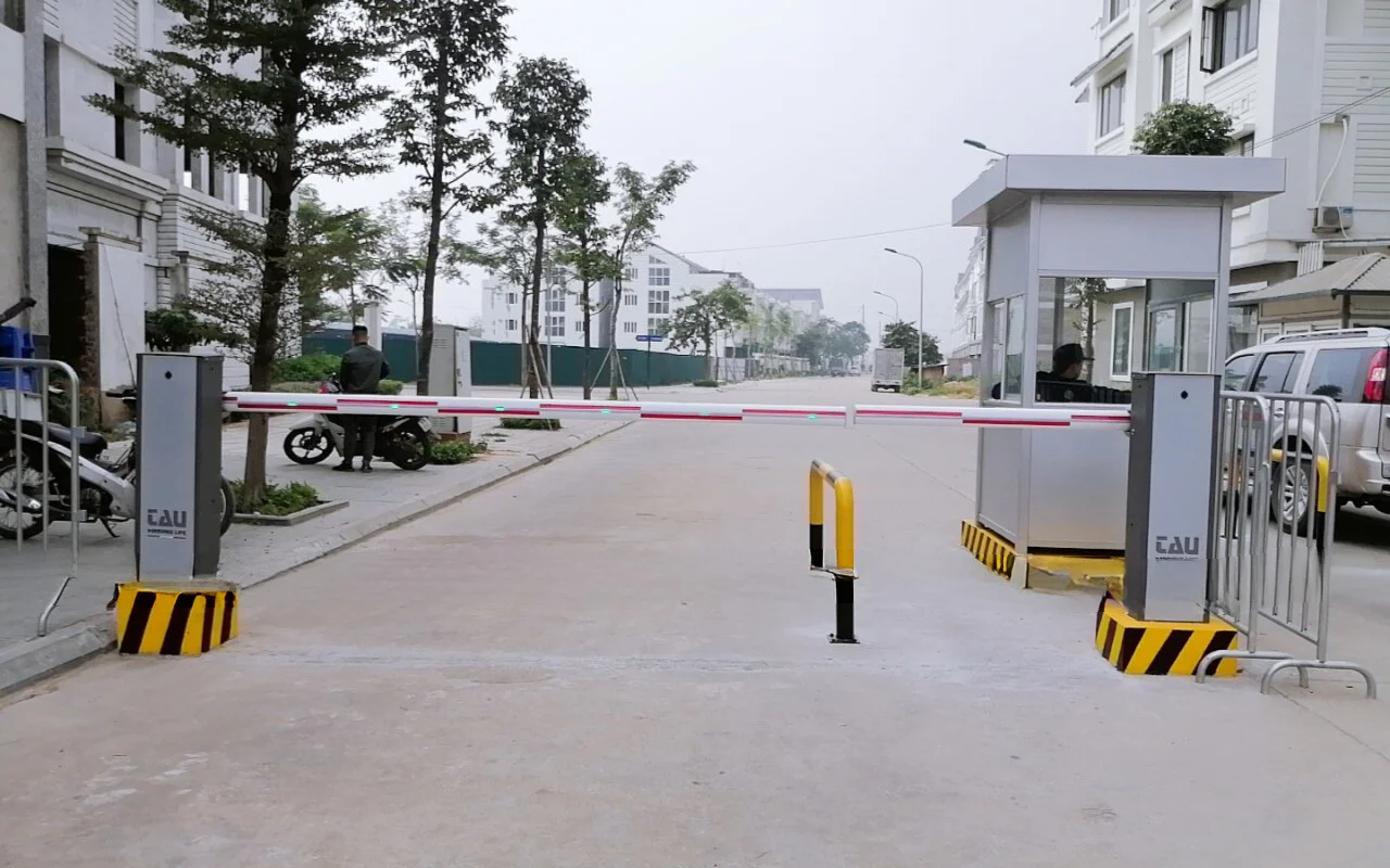 Barrier tự động TAU P-800RBLO-X lắp đặt tại cổng khu công nghiệp, tay cần thẳng dài 6 mét, vận hành ổn định ngoài trời