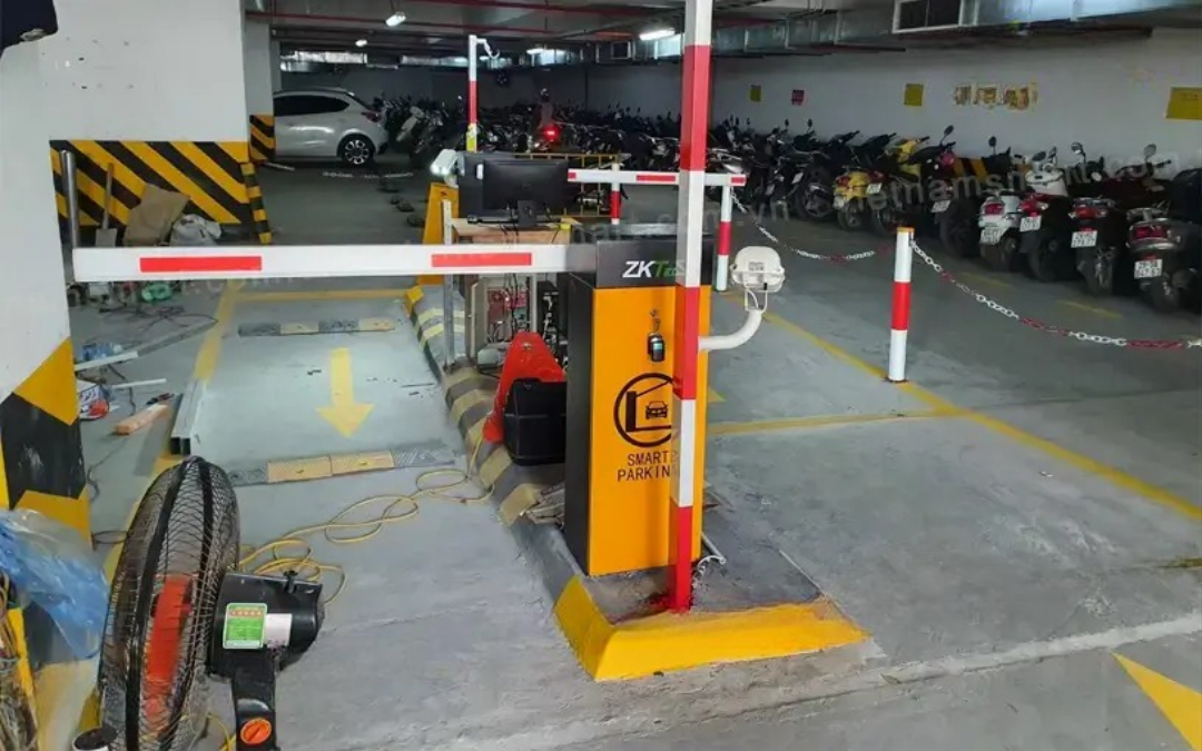 Barrier tự động ZKTeco BG 300 kiểm soát ra vào hiệu quả, tay cần chắc chắn, tốc độ đóng mở nhanh, phù hợp bãi đỗ xe và khu công nghiệp.