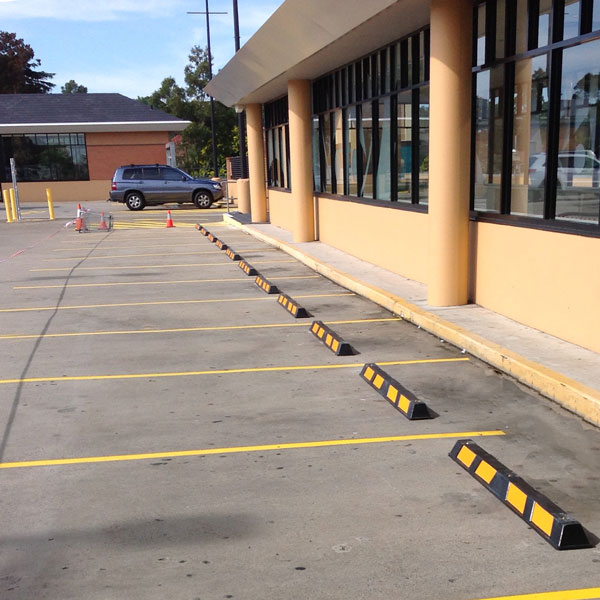 Chặn lùi cao su PDA-506 bằng cao su đặc, có dải phản quang vàng, dùng cho bãi đỗ xe tầng hầm và ngoài trời