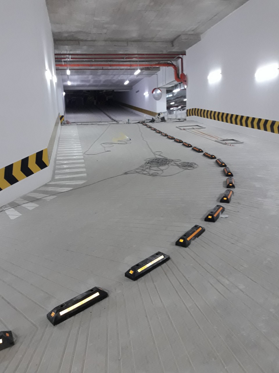 Chặn lùi cao su PDA-552 bằng cao su đặc, có phản quang vàng, dùng cho bãi đỗ xe tầng hầm và ngoài trời, chịu lực tốt, dễ lắp đặt 