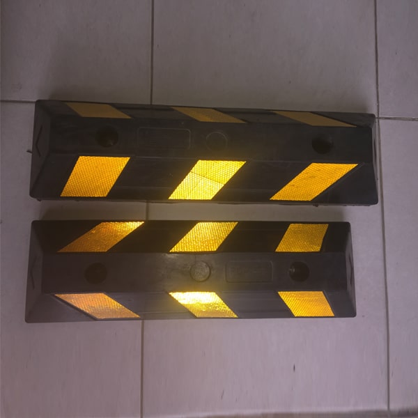 Chặn lùi cao su PDA-556 làm từ cao su đặc, có phản quang vàng, chịu lực cao, lắp đặt tại bãi đỗ xe tầng hầm, ngoài trời, giúp xe dừng đúng vị trí an toàn