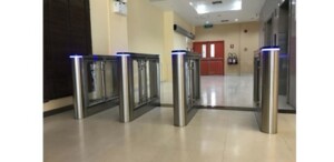 Cổng swing A306 thiết kế nhỏ gọn, mở hai chiều linh hoạt, vận hành an toàn 