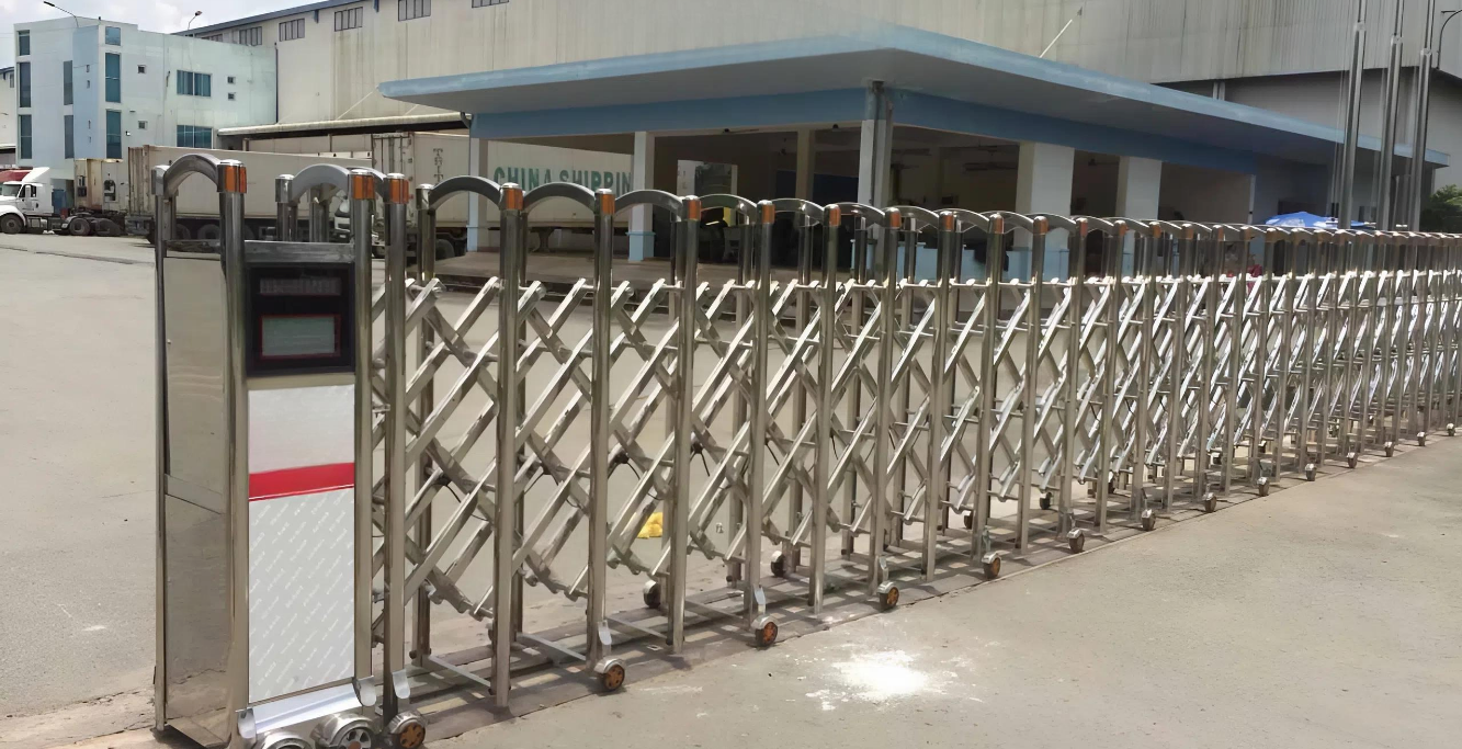 Cổng xếp tự động inox P-009 cao cấp, thiết kế hiện đại, ray dẫn hướng chắc chắn, tích hợp motor điều khiển từ xa, phù hợp cổng cơ quan, nhà máy, trường học. 