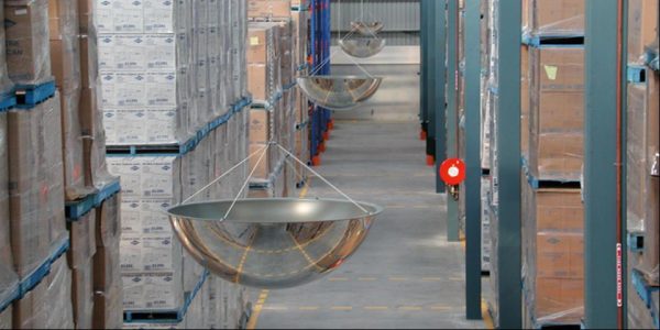 Gương cầu hình quả bóng giúp quan sát 360 độ tại kho xưởng.