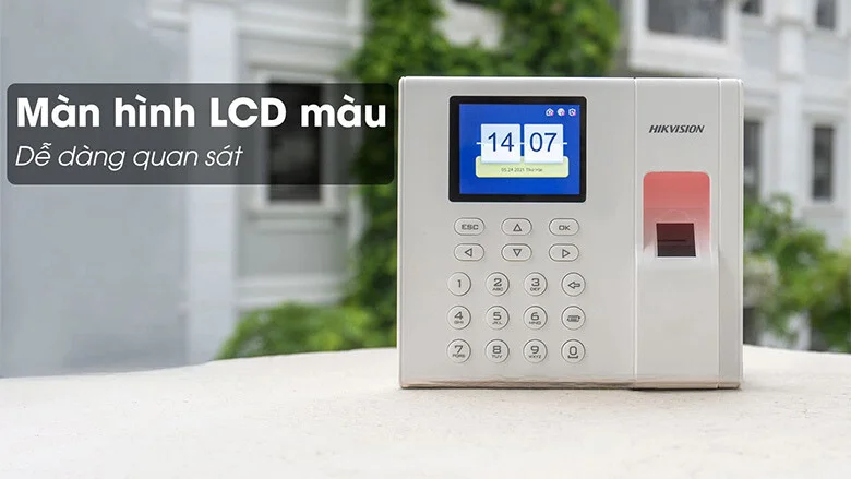 Thiết bị chấm công Hikvision DS-K1A8503F hỗ trợ vân tay, thẻ từ và mã PIN.