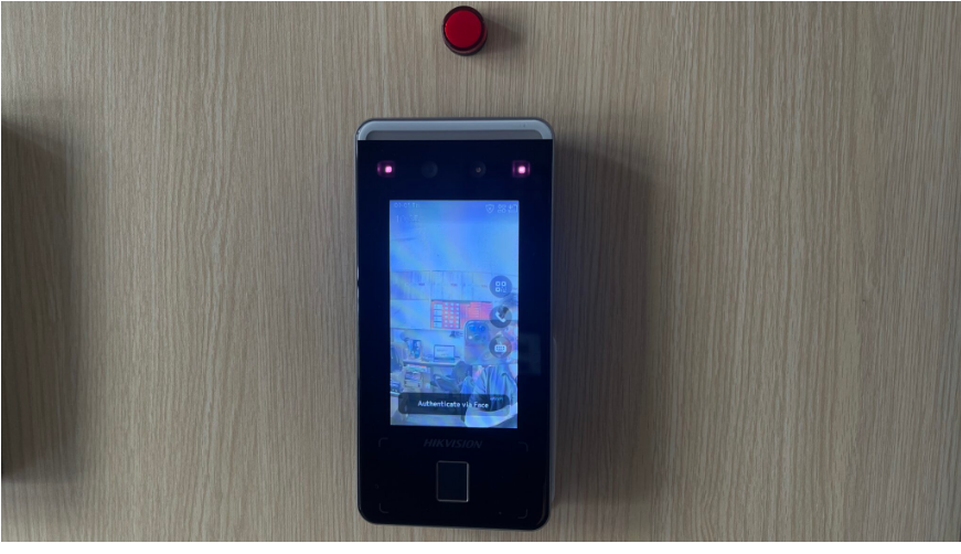 Máy chấm công khuôn mặt Hikvision DS-K1T341CMF hỗ trợ nhận diện nhanh, chính xác, chống chấm công hộ. Thiết bị lý tưởng cho văn phòng, nhà máy, trường học với dung lượng lưu trữ lớn, kết nối đa dạng và độ bảo mật cao.