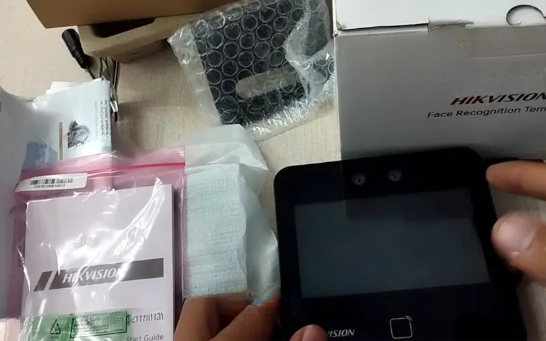 Thiết bị chấm công Hikvision DS-K1T343MX nhận diện khuôn mặt nhanh, không tiếp xúc.