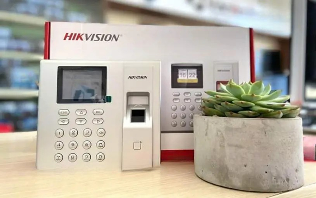 Máy chấm công vân tay Hikvision SH-K1T9803F gắn tường tại văn phòng