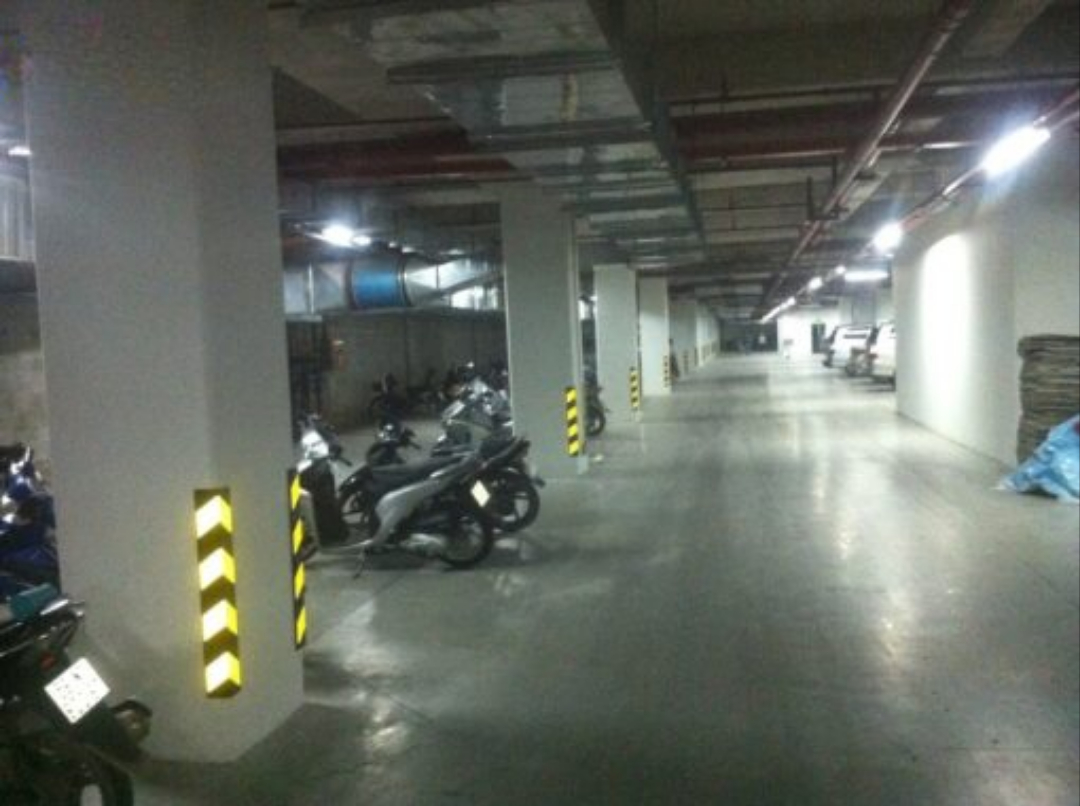 Ốp cột cao su màu đen vàng cảnh báo an toàn trong tầng hầm. 