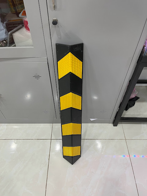 Phụ kiện ốp cột cao su bảo vệ trụ bê tông tại bãi xe chung cư, chống trầy xước và biến dạng. 