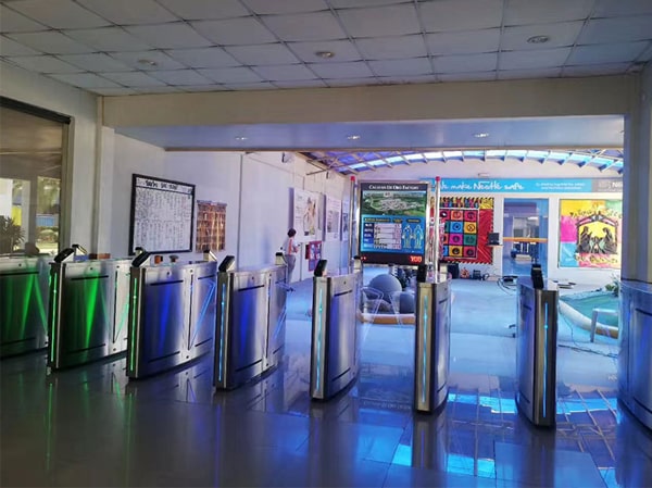 Turboo A221 là dòng flap barrier tự động sử dụng motor DC 24V, vỏ inox SUS304, tích hợp xác thực QR, thẻ từ, vân tay. Tốc độ xử lý 30 người/phút, phù hợp các khu vực kiểm soát ra vào chuyên nghiệp.