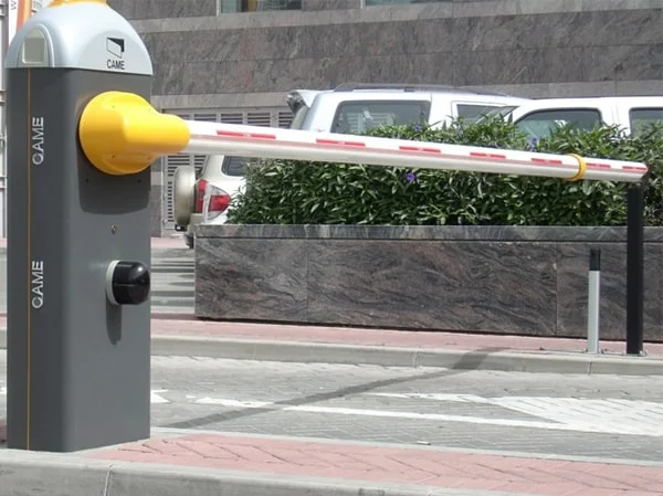 Barrier tự động Came Gard8 dùng cho bãi đỗ xe, kiểm soát phương tiện ra vào hiệu quả.
