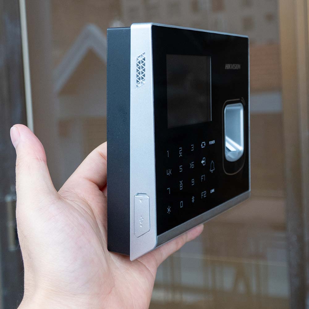 Màn hình hiển thị của Máy Chấm Công Hikvision K1T201AEF Gọn Nhẹ Dễ Dùng sắc nét, dễ sử dụng.