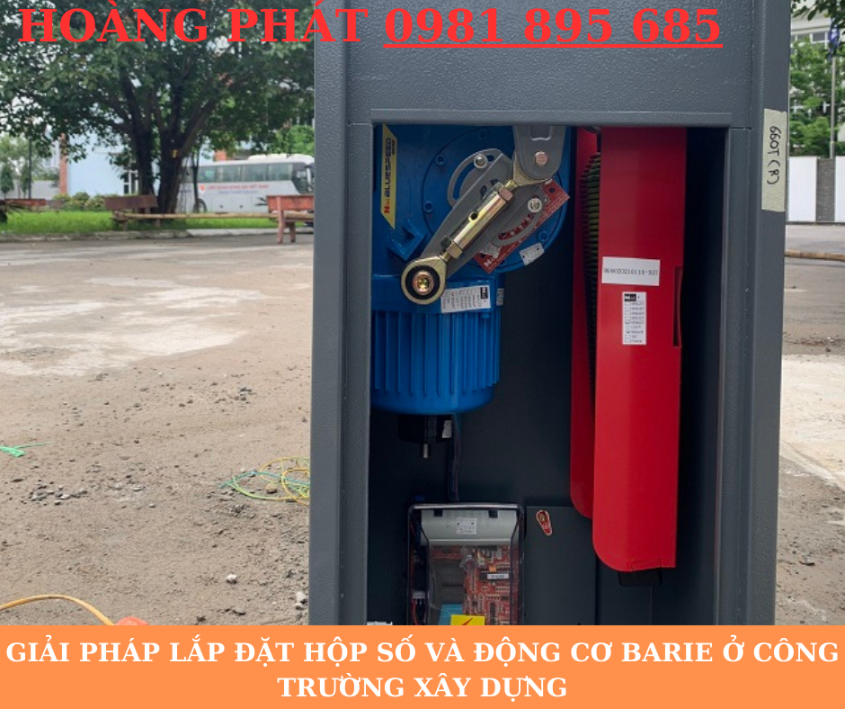 Động cơ barie đang hoạt động tại cổng ra vào công trường xây dựng


