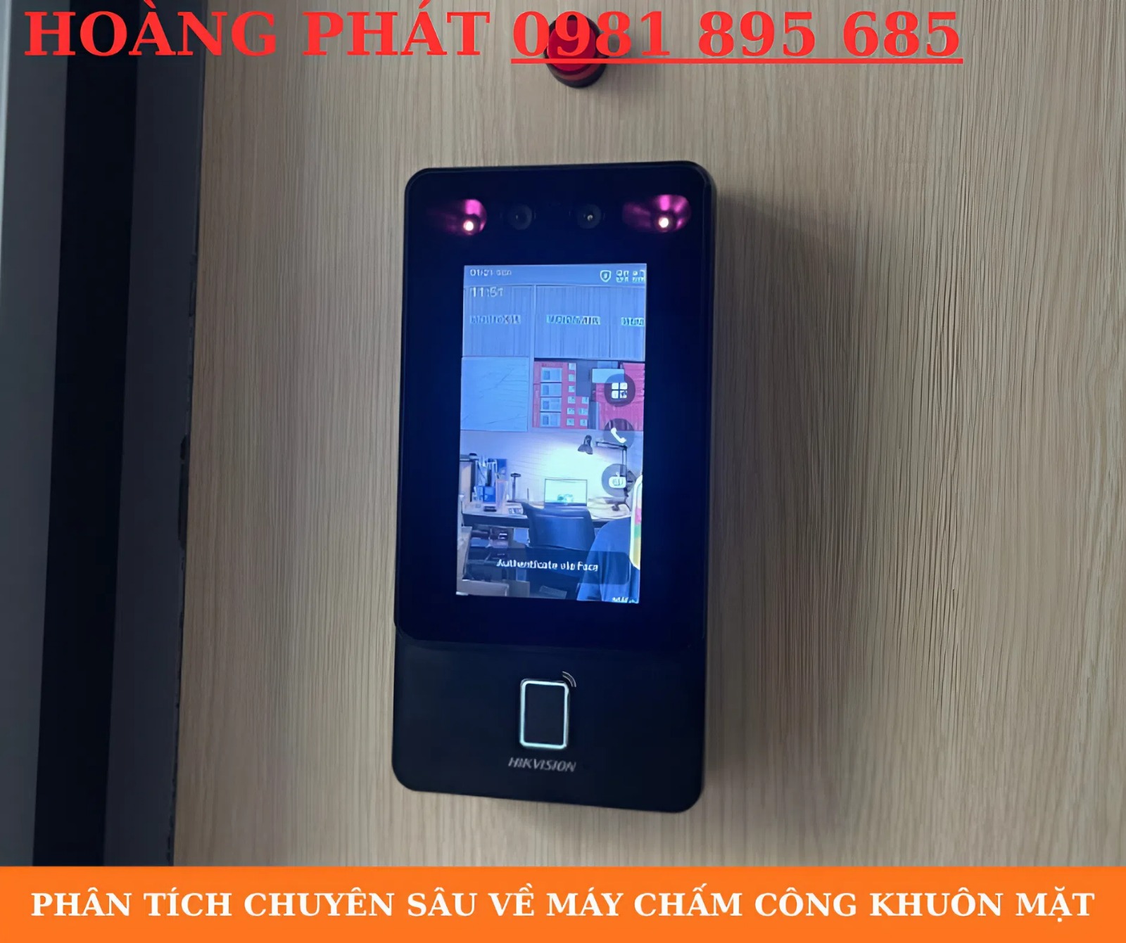 Nhân viên sử dụng máy chấm công khuôn mặt hiện đại