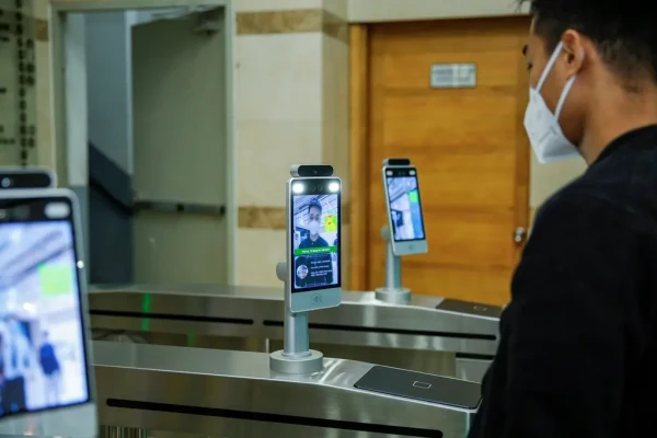 kiem-soat-cong-nhan-ket-hop-cham-cong-2