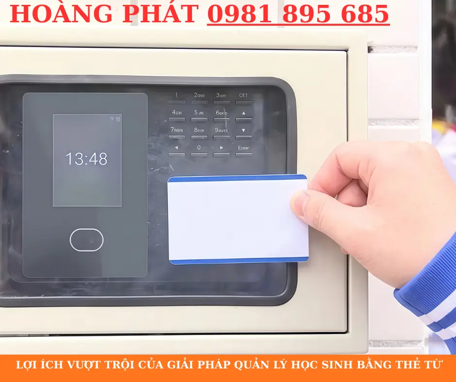 Học sinh quẹt thẻ RFID để điểm danh khi vào lớp