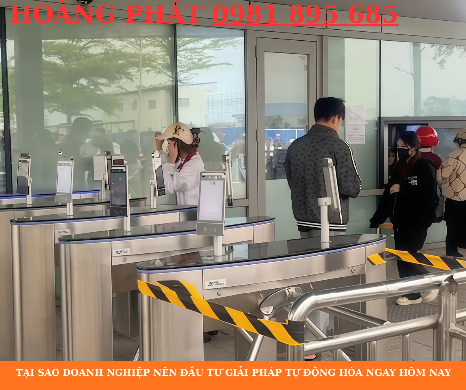 Công nhân đi qua cổng phân luồng sử dụng nhận diện khuôn mặt