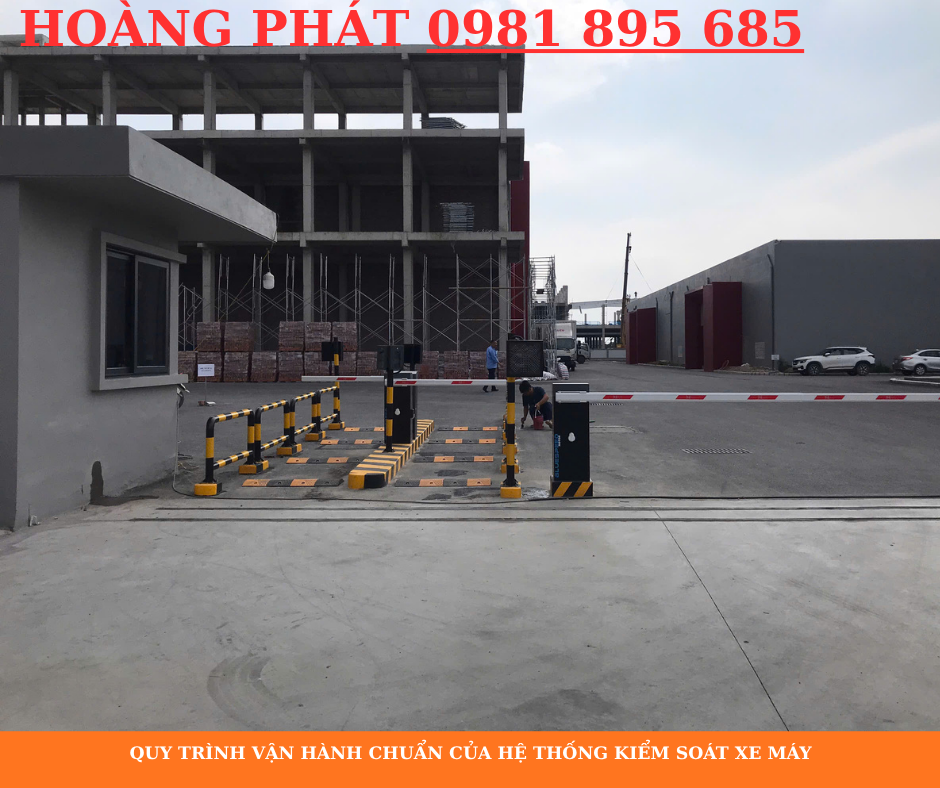 Công nhân di chuyển qua hệ thống kiểm soát ra vào thông minh