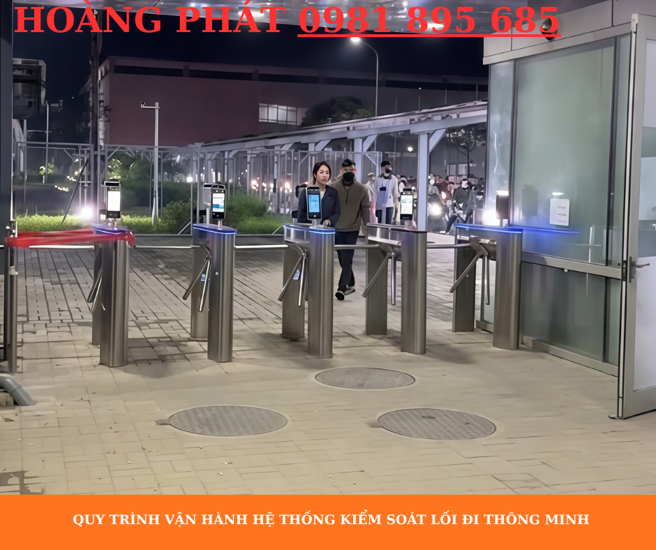 Công nhân quét thẻ qua cổng kiểm soát tự động