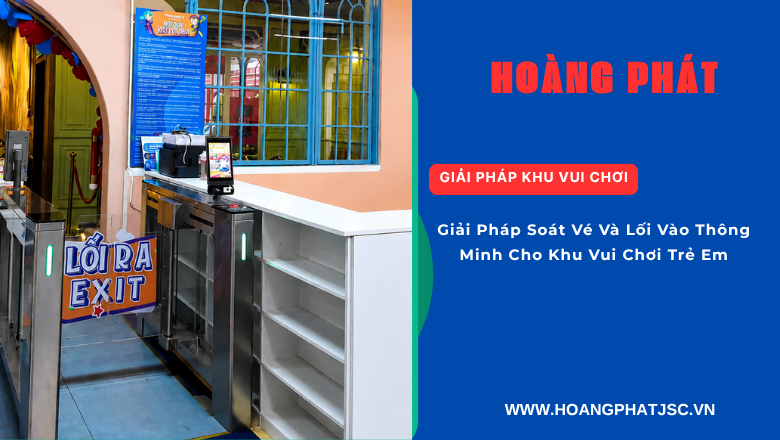 Trẻ em và phụ huynh sử dụng vé điện tử tại khu vui chơi.