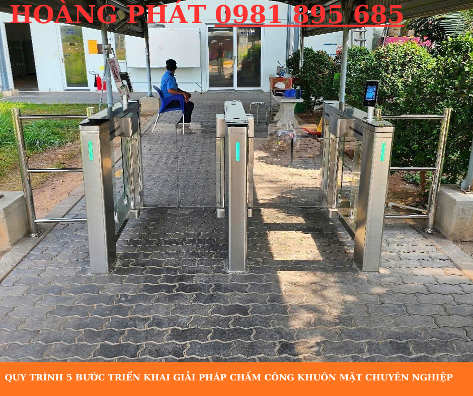Nhân viên thực hiện chấm công bằng nhận diện khuôn mặt tại nhà máy